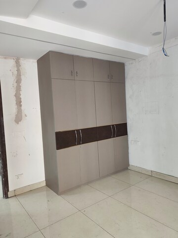 Room in 3.5 BHK Apartment at Rishita Manhattan, Gomti Nagar – for Rent