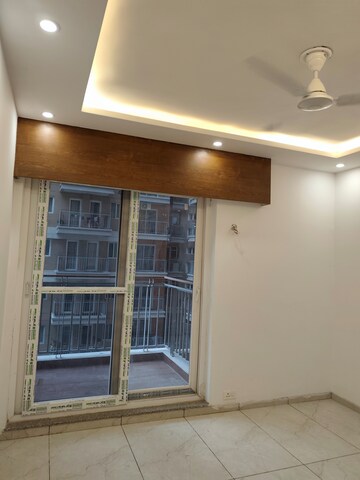 Room in 3 BHK Apartment at Omaxe The Palace, Gomti Nagar – for Rent