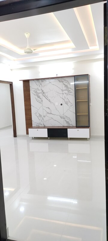 Room in 2 BHK Apartment at HPR Lakefront, Hafeezpet – for Rent