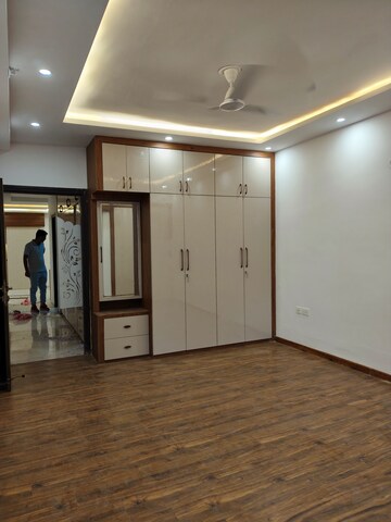 Room in 3 BHK Apartment at Omaxe The Palace, Gomti Nagar – for Rent