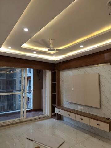 Room in 3 BHK Apartment at Omaxe The Palace, Gomti Nagar – for Rent