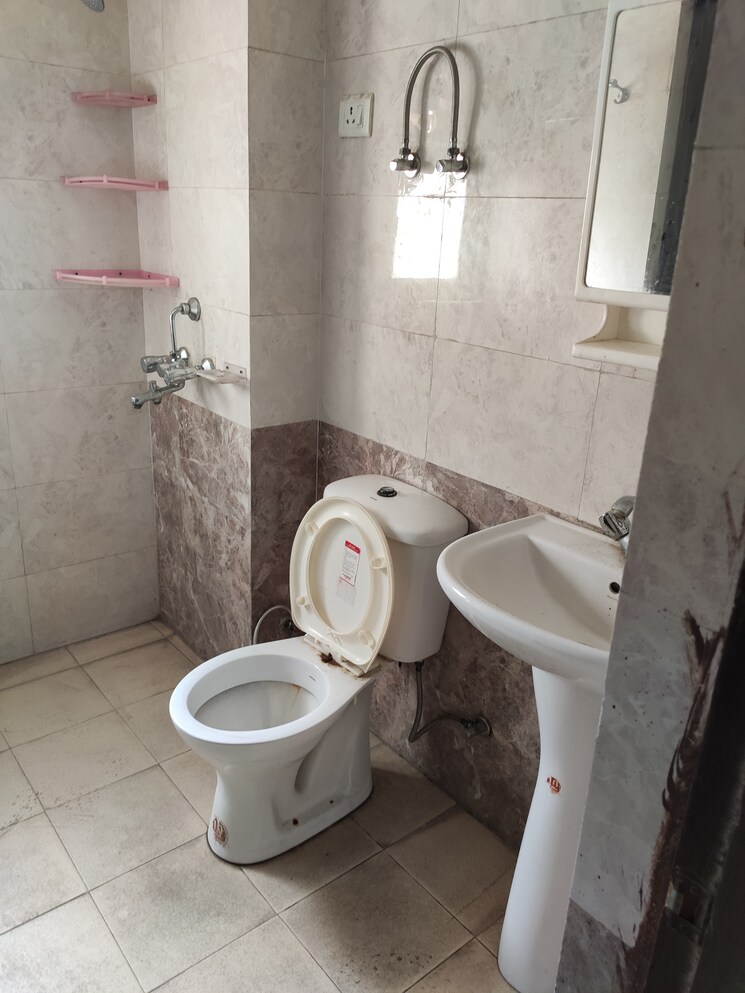 Bathroom, aims-golf-city 3 Bedroom 1350 Sq.Ft. Apartment In Sector 75 Noida 8961089