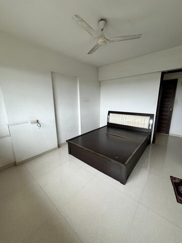 Room in 3 BHK Apartment at Neelkanth Valley 1, Ghatkopar East – for Rent