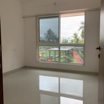 Room in 3 BHK Apartment at Shraddha Elite, Poisar – for Rent