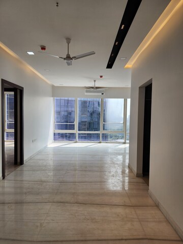 Room in 3 BHK Apartment at Indiabulls Blu, Worli – for Rent