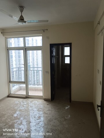 Room in 3 BHK Apartment at Omaxe R2, Gomti Nagar – for Rent