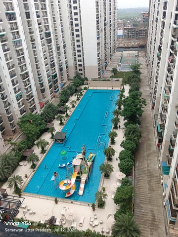 Swimming Pool in 3 BHK Apartment at Omaxe R2, Gomti Nagar – for Rent