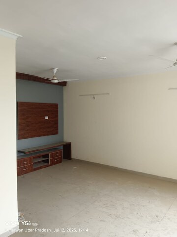 Room in 3 BHK Apartment at Omaxe R2, Gomti Nagar – for Rent