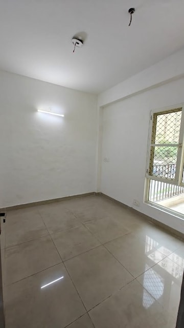 Room in 3 BHK Apartment at Panchsheel Greens II, Sector 16 Greater Noida – for Rent