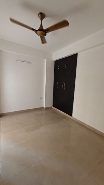 Room in 3 BHK Apartment at Panchsheel Greens II, Sector 16 Greater Noida – for Rent