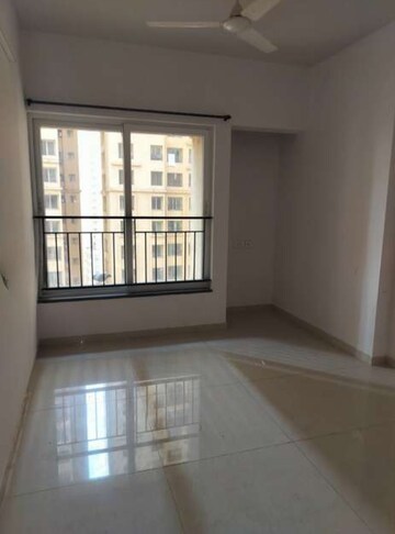 Room in 2 BHK Apartment at Rustomjee Urbania Azziano, Thane West – for Rent