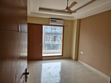 Room in 3 BHK Builder Floor at Sushant Lok 2, Sector 57 – for Rent