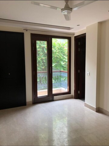 Room in 3 BHK Builder Floor at Boutique Residential Apartments C-253, Defence Colony – for Rent