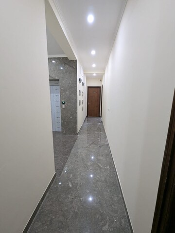 Building Lobby in 1 BHK Builder Floor at Unitech South City 1, South City 1 – for Rent