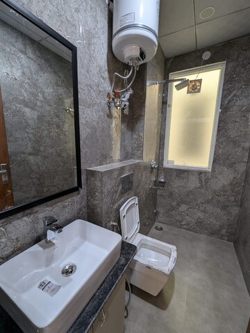 Bathroom in 1 BHK Builder Floor at Unitech South City 1, South City 1 – for Rent