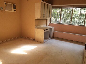Room in 2 BHK Apartment at Khar West – for Rent