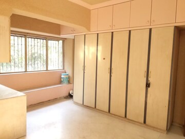 Room in 2 BHK Apartment at Khar West – for Rent