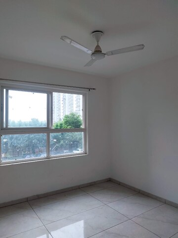 Room in 3 BHK Apartment at Omaxe The Palace, Gomti Nagar – for Rent