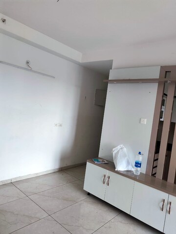 Room in 3 BHK Apartment at Omaxe The Palace, Gomti Nagar – for Rent