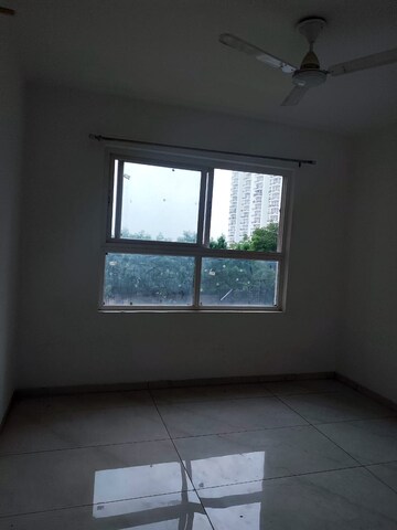 Room in 3 BHK Apartment at Omaxe The Palace, Gomti Nagar – for Rent