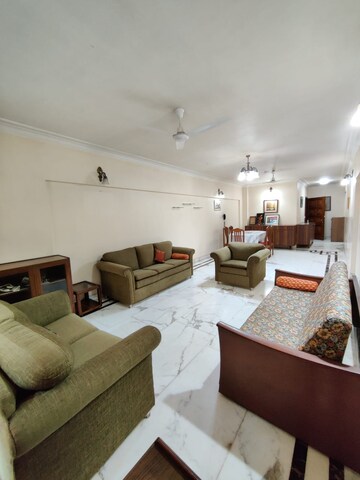 Team Area in 2 BHK Apartment at Santacruz West – for Sale