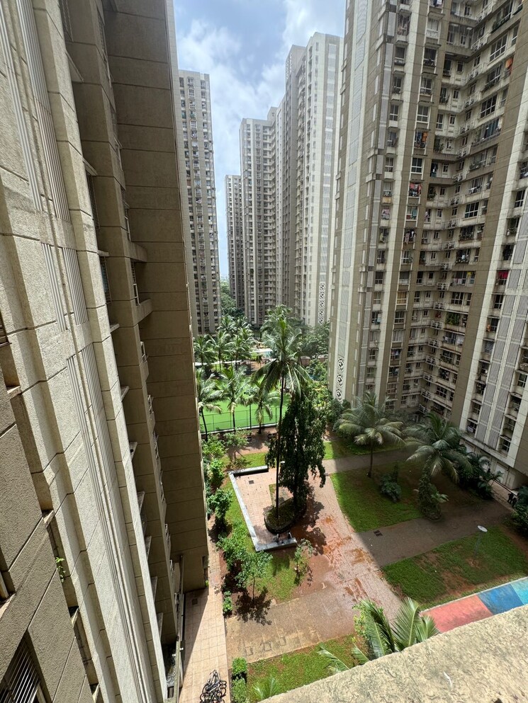 Balcony, lodha-amara 1.5 Bedroom 575 Sq.Ft. Apartment In Kolshet Road Thane 8961718