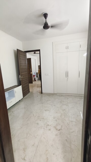 Room in 2.5 BHK Apartment at Smart World Gems, Sector 89 – for Rent