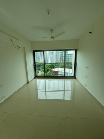 Room in 3 BHK Apartment at Kalpataru The Sunrise, Kolshet Road – for Rent