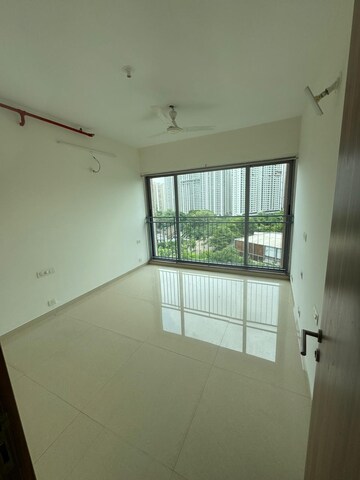 Room in 3 BHK Apartment at Kalpataru The Sunrise, Kolshet Road – for Rent