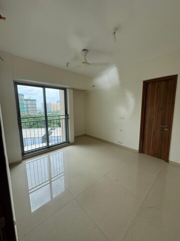 Room in 3 BHK Apartment at Kalpataru The Sunrise, Kolshet Road – for Rent