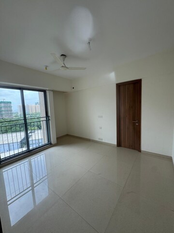 Room in 3 BHK Apartment at Kalpataru The Sunrise, Kolshet Road – for Rent