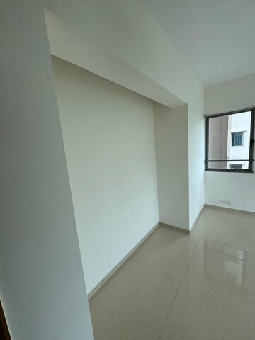 Room in 3 BHK Apartment at Kalpataru The Sunrise, Kolshet Road – for Rent