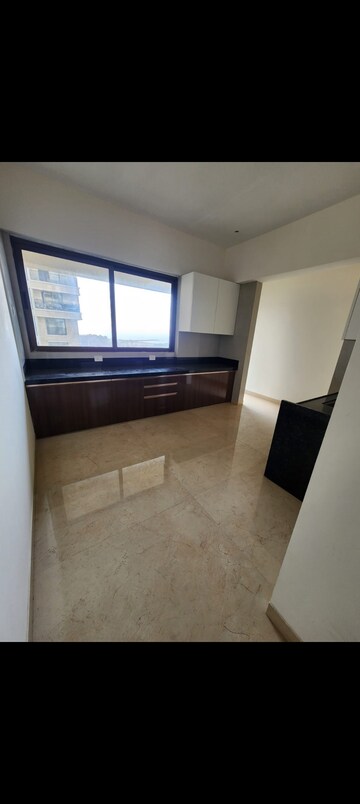 Room in 6 BHK Apartment at Mirchandani Triton, Santacruz West – for Sale