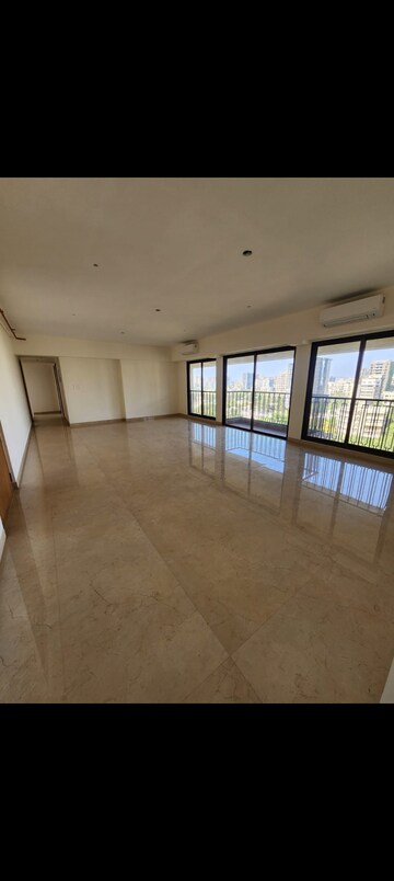 Room in 6 BHK Apartment at Mirchandani Triton, Santacruz West – for Sale