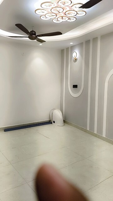 Room in 3 BHK Builder Floor at Govindpuri – for Rent