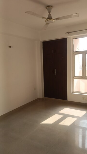 Room in 2 BHK Apartment at Supertech Cape Town, Sector 74 – for Rent