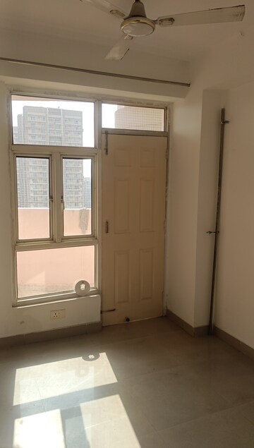 Room in 2 BHK Apartment at Supertech Cape Town, Sector 74 – for Rent