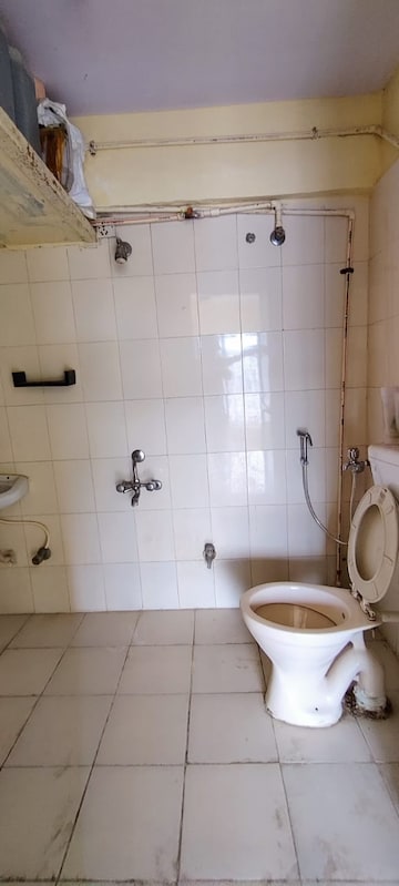 Bathroom in 3 BHK Apartment at Summit Apartment, Goregaon East – for Sale
