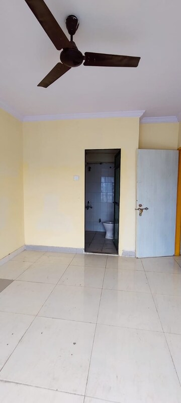 Room in 3 BHK Apartment at Summit Apartment, Goregaon East – for Sale