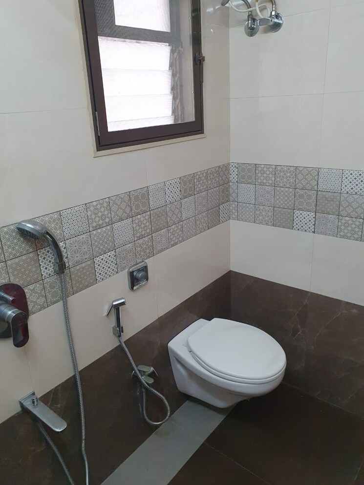 Bathroom, vile parle east 1 Bedroom 400 Sq.Ft. Apartment In Vile Parle East Mumbai 8962137