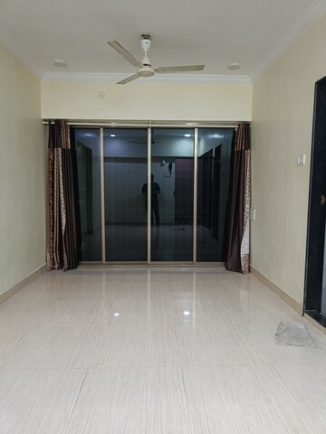 Room in 1 RK Apartment at Summit Apartment, Goregaon East – for Sale