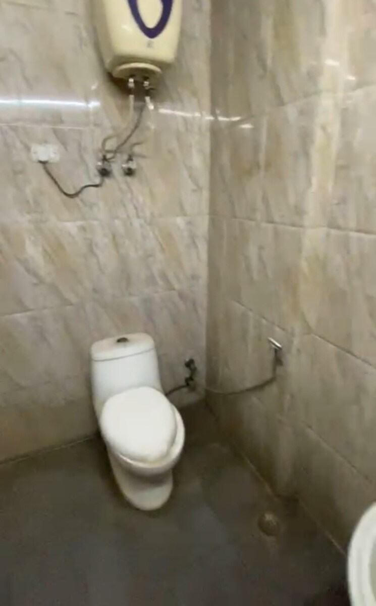 Bathroom, lajpat nagar i 1 RK 650 Sq.Ft. Builder Floor In Lajpat Nagar I Delhi 8962424