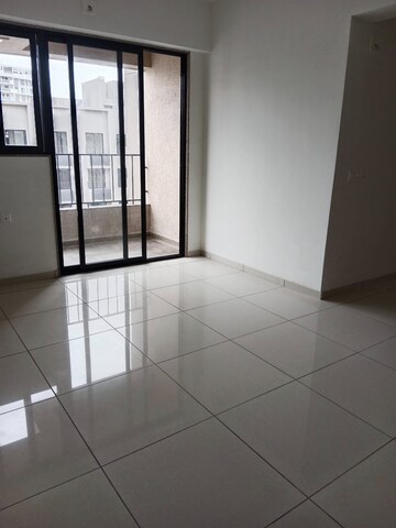 Room in 2 BHK Apartment at Sun Atmosphere, Shela – for Rent