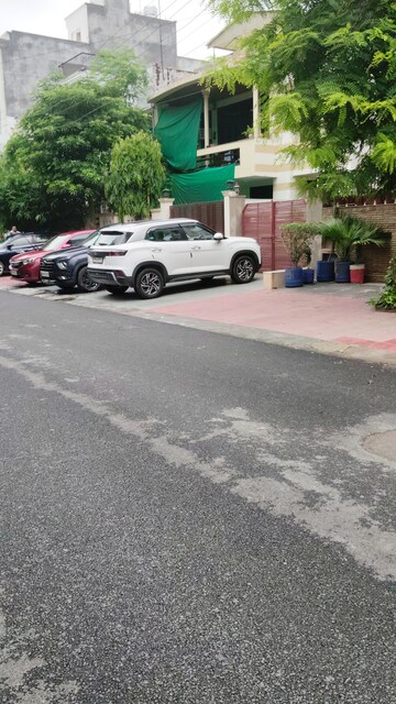 Parking in 6 BHK Independent House at Sector 36 – for Sale