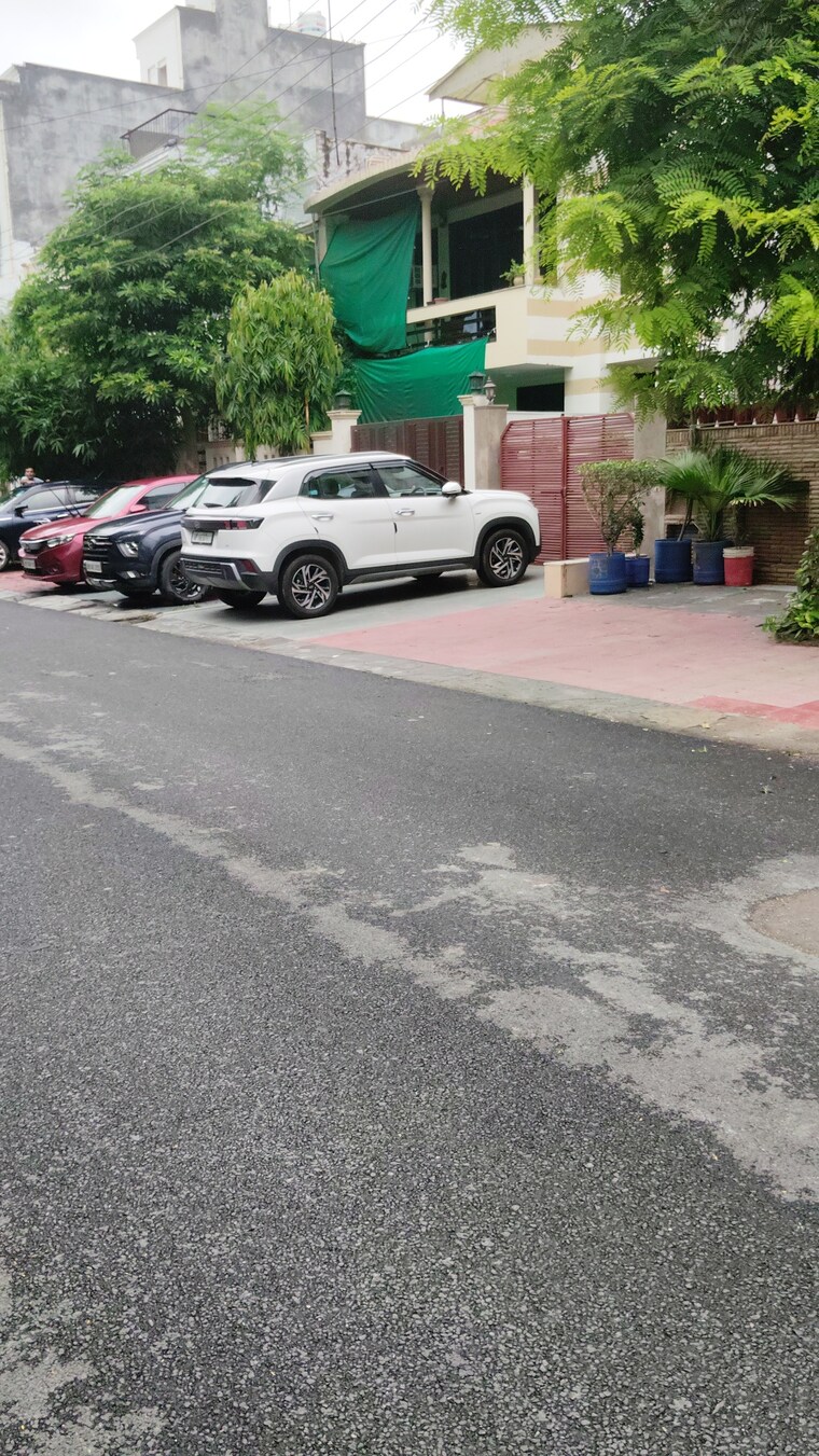  Parking, sector 36 6 Bedroom 168 Sq.Mt. Independent House In Sector 36 Noida 8962547