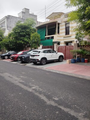 Parking in 6 BHK Independent House at Sector 36 – for Sale