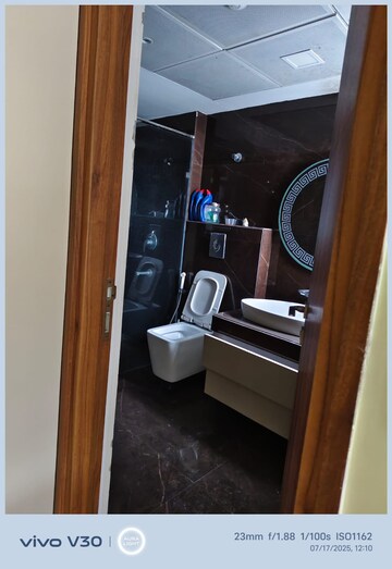 Attached Bathroom in 3.5 BHK Apartment at Gomti Nagar – for Rent