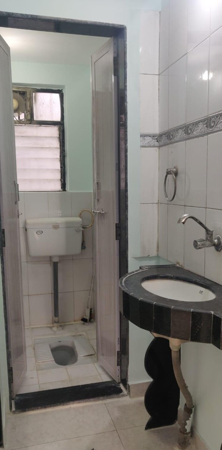 Bathroom, minal-chs-erandwane 1 Bedroom 500 Sq.Ft. Apartment In Erandwane Pune 8962695