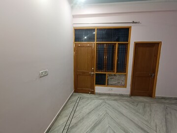 Room in 2 BHK Builder Floor at Gomti Nagar – for Rent