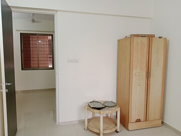 Room in 2.5 BHK Apartment at Neelkanth Palms, Kapur Bawdi – for Rent